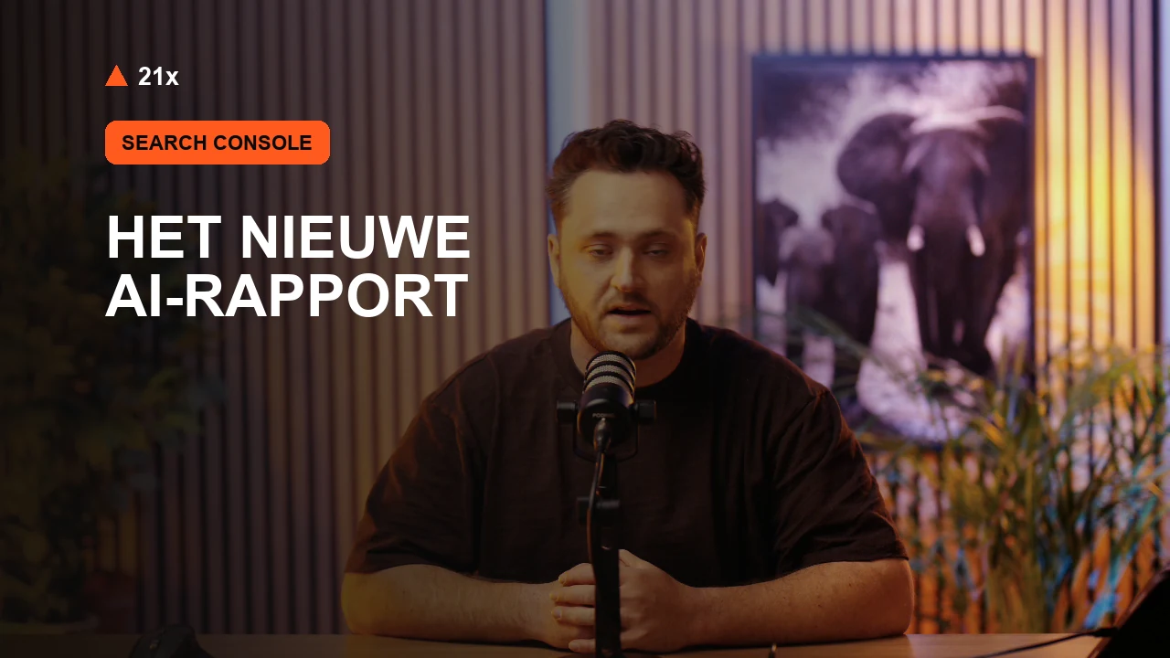 Stan Vreuls achter een microfoon in de 21x-studio, bij het artikel ‘Het AI-rapport in Search Console: wat meet het?’.