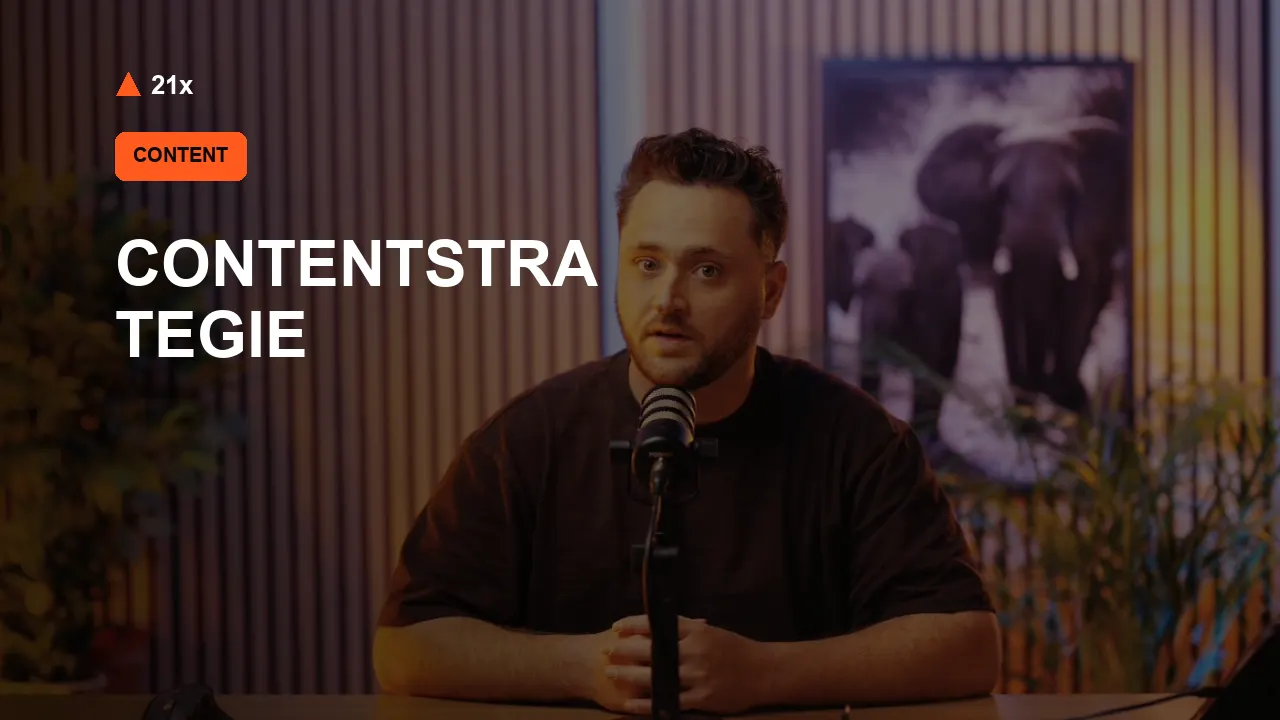 Stan Vreuls achter een microfoon in de 21x-studio, bij het artikel ‘Contentstrategie’.