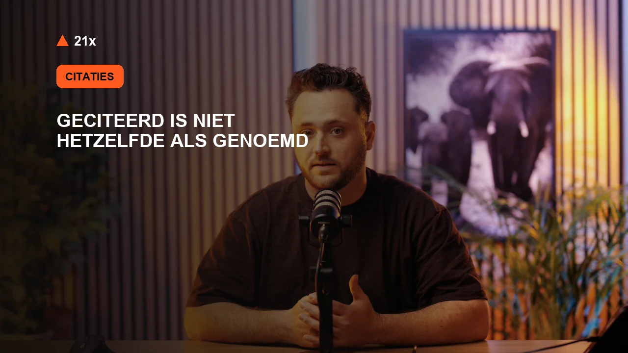 Stan Vreuls achter een microfoon in de 21x-studio, bij het artikel ‘Geciteerd worden is niet hetzelfde als genoemd worden’.