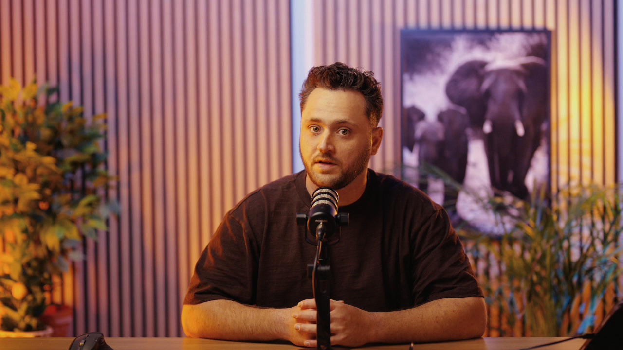 Stan Vreuls aan tafel in de studio