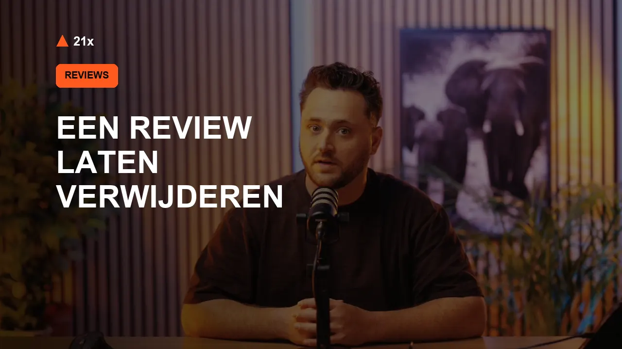 Stan Vreuls achter een microfoon in de 21x-studio, bij het artikel ‘Een review laten verwijderen’.