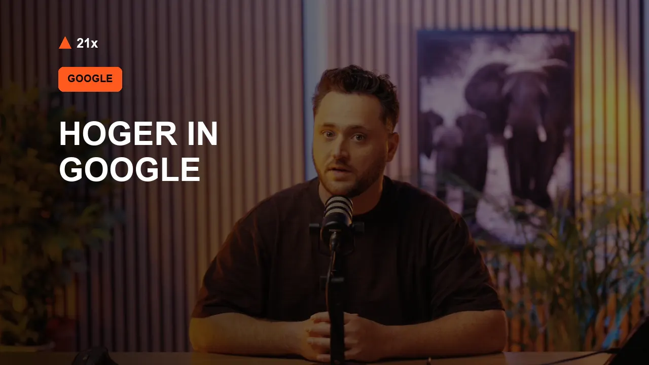 Stan Vreuls achter een microfoon in de 21x-studio, bij het artikel ‘Hoger in Google’.