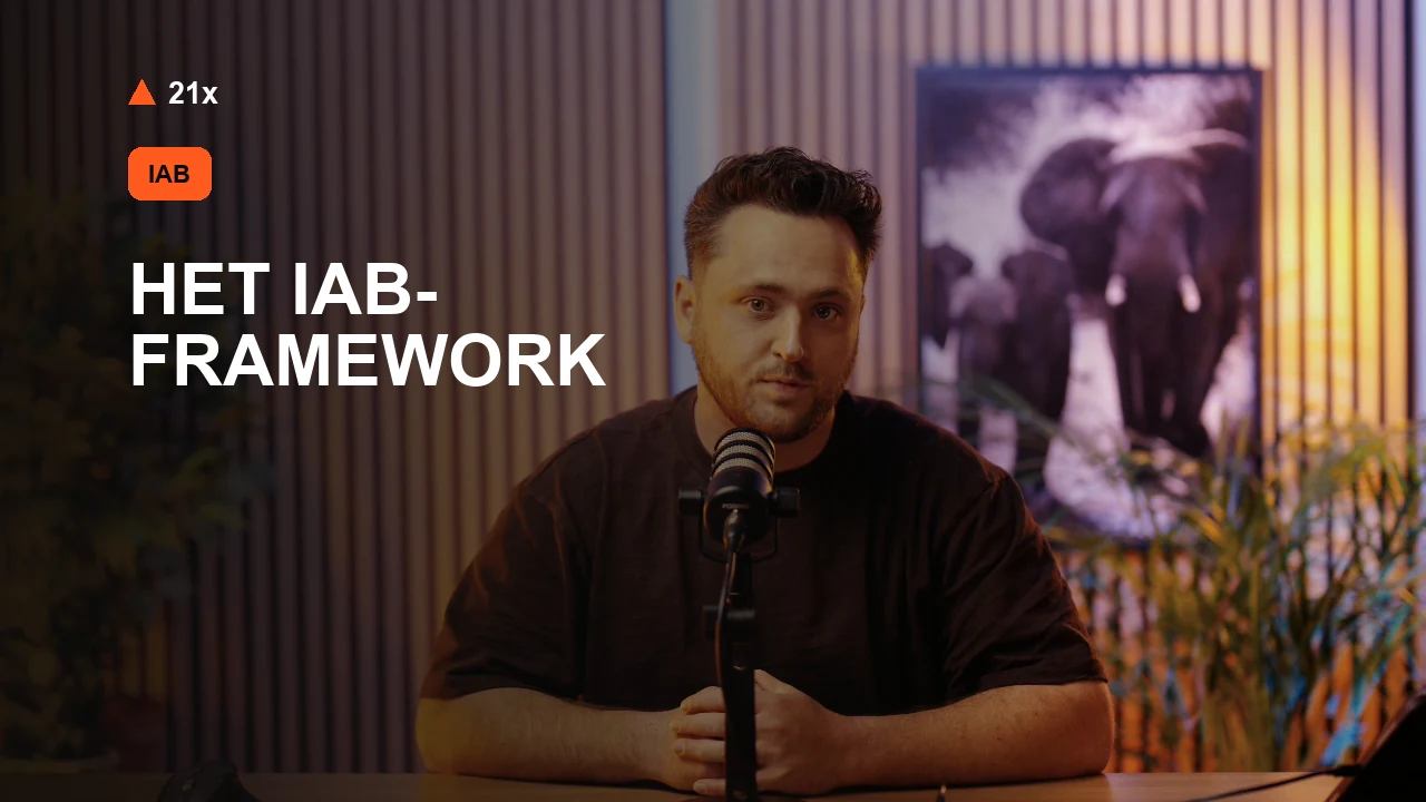 Stan Vreuls achter een microfoon in de 21x-studio, bij het artikel ‘Het IAB-framework voor AI-zichtbaarheid uitgelegd’.