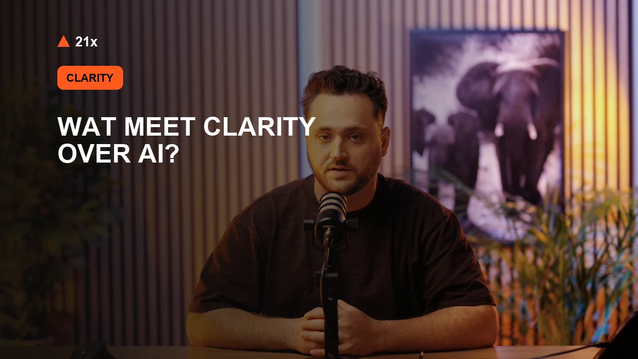 Stan Vreuls achter een microfoon in de 21x-studio, bij het artikel ‘Microsoft Clarity en AI-zichtbaarheid: wat meet ieder onderdeel?’.