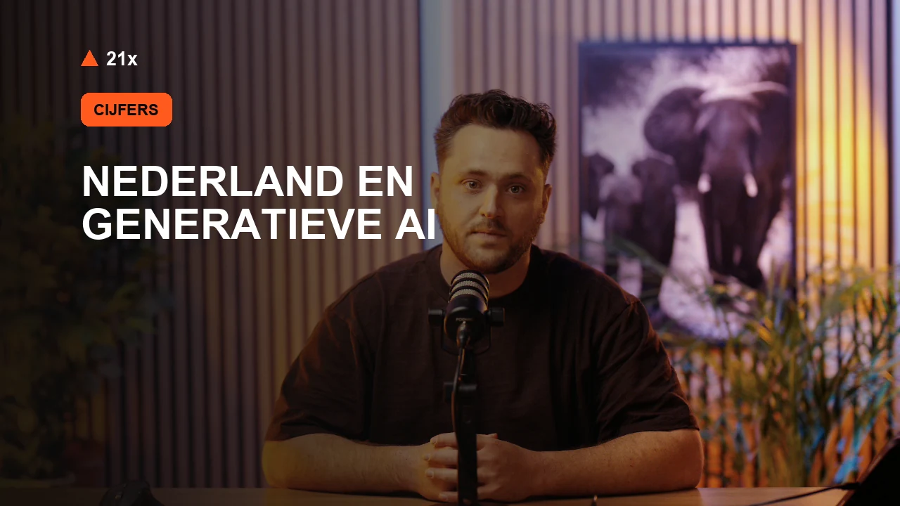 Stan Vreuls achter een microfoon in de 21x-studio, bij het artikel ‘Hoeveel Nederlanders gebruiken generatieve AI?’.