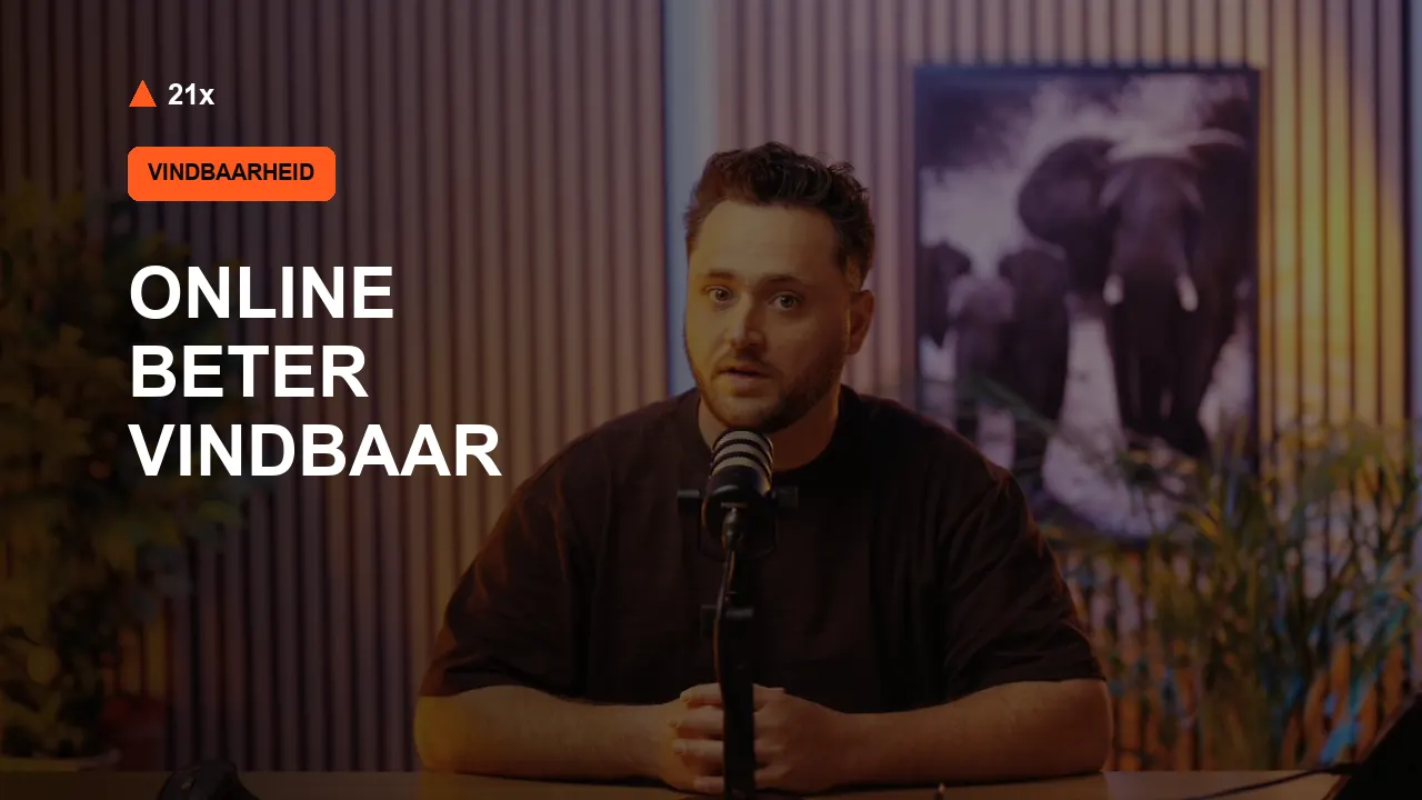 Stan Vreuls achter een microfoon in de 21x-studio, bij het artikel ‘Online beter vindbaar’.