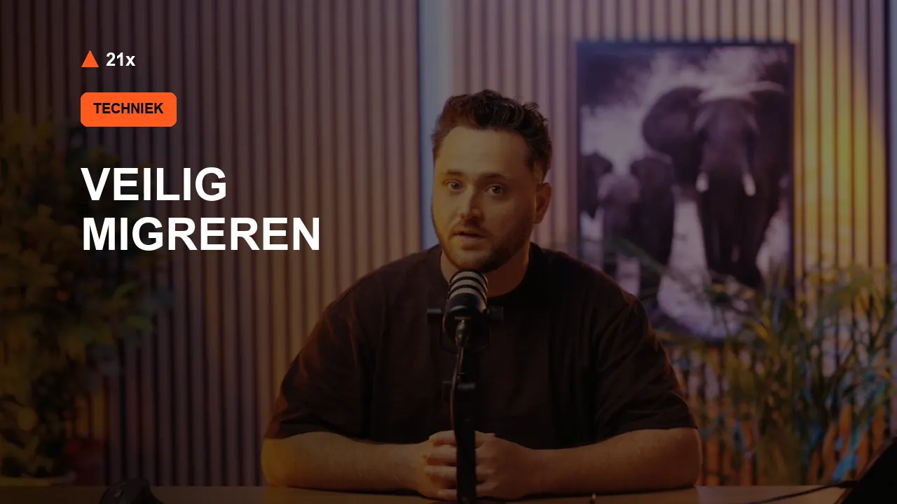 Stan Vreuls achter een microfoon in de 21x-studio, bij het artikel ‘Veilig migreren’.