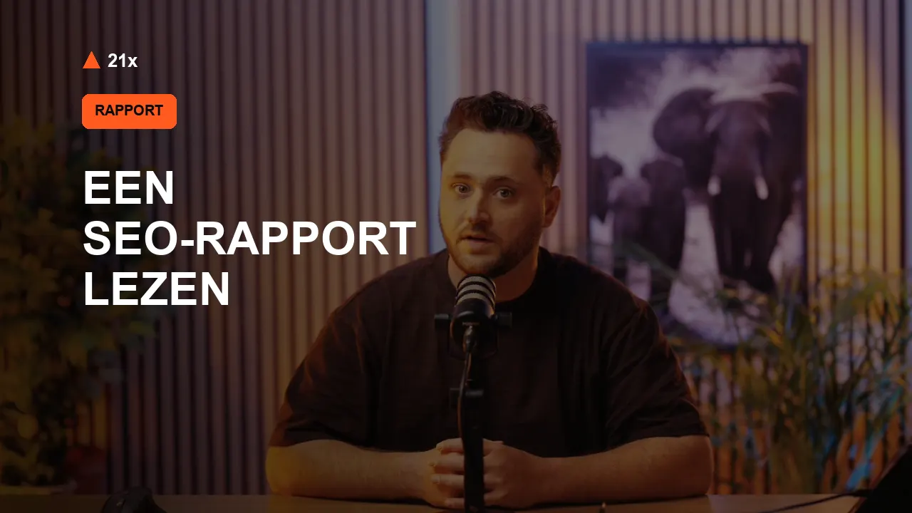 Stan Vreuls achter een microfoon in de 21x-studio, bij het artikel ‘Een SEO-rapport lezen’.