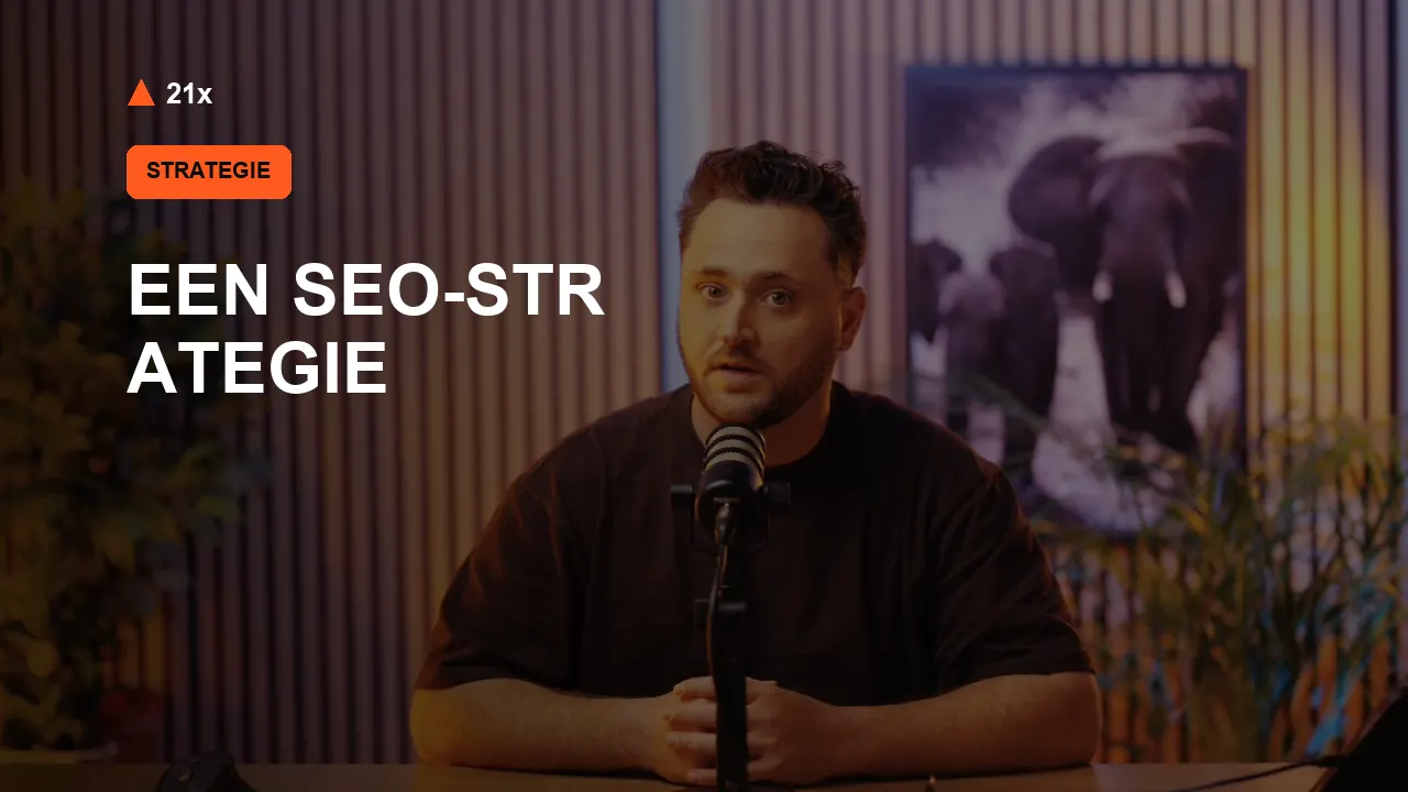 Stan Vreuls achter een microfoon in de 21x-studio, bij het artikel ‘Een SEO-strategie’.
