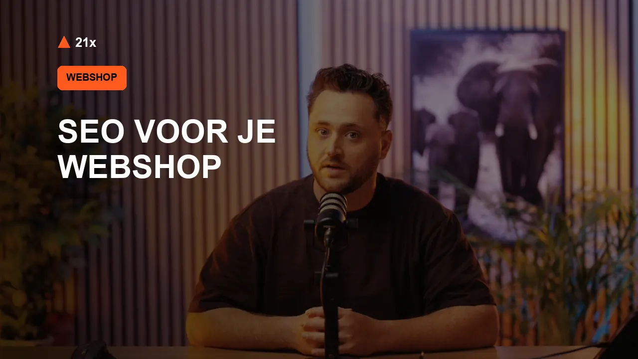 Stan Vreuls achter een microfoon in de 21x-studio, bij het artikel ‘SEO voor je webshop’.