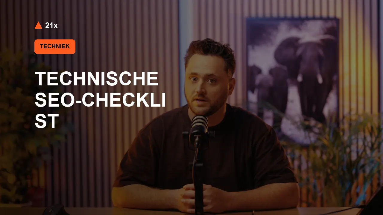 Stan Vreuls achter een microfoon in de 21x-studio, bij het artikel ‘Technische SEO-checklist’.