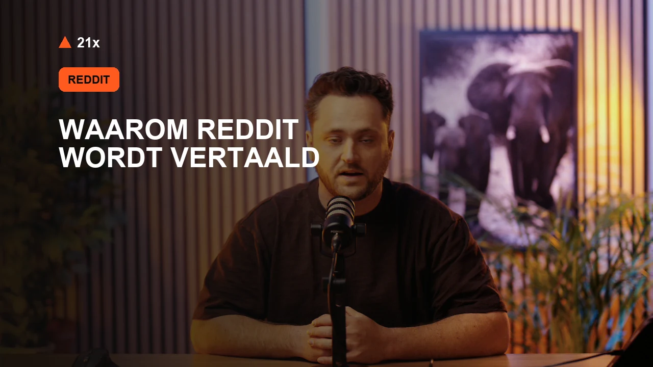 Stan Vreuls achter een microfoon in de 21x-studio, bij het artikel ‘Waarom vertaalde Reddit-posts in Nederlandse AI-antwoorden opduiken’.