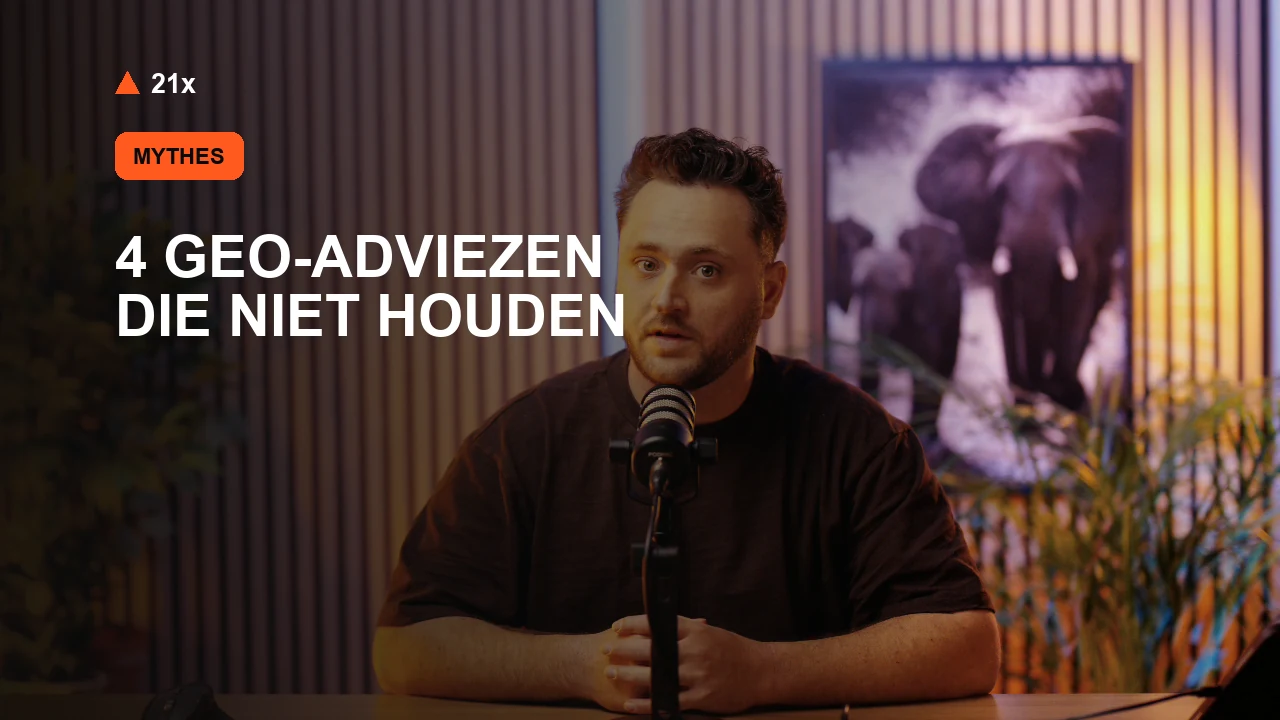 Stan Vreuls achter een microfoon in de 21x-studio, bij het artikel ‘Vier GEO-adviezen die de data niet overleven’.