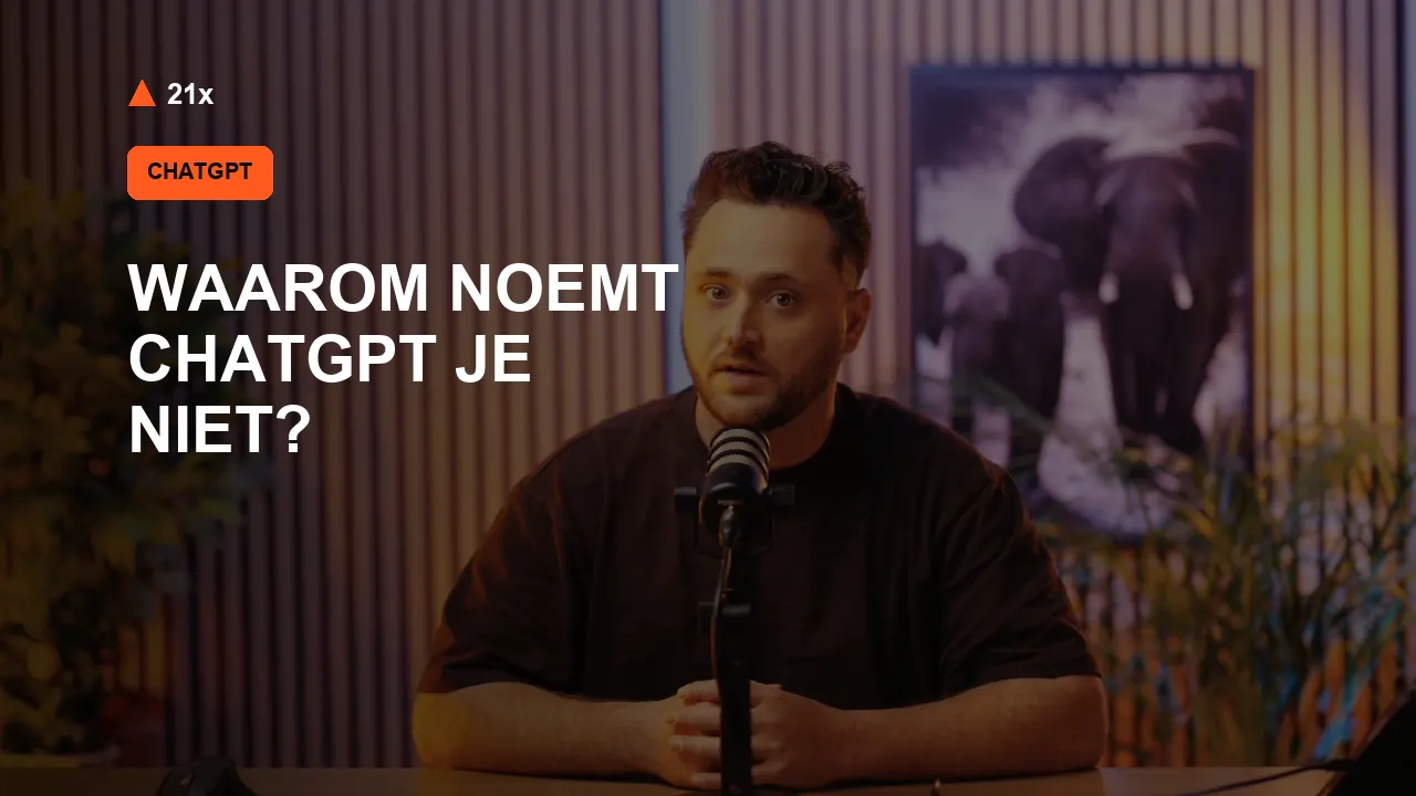 Stan Vreuls achter een microfoon in de 21x-studio, bij het artikel ‘Waarom noemt ChatGPT je niet?’.