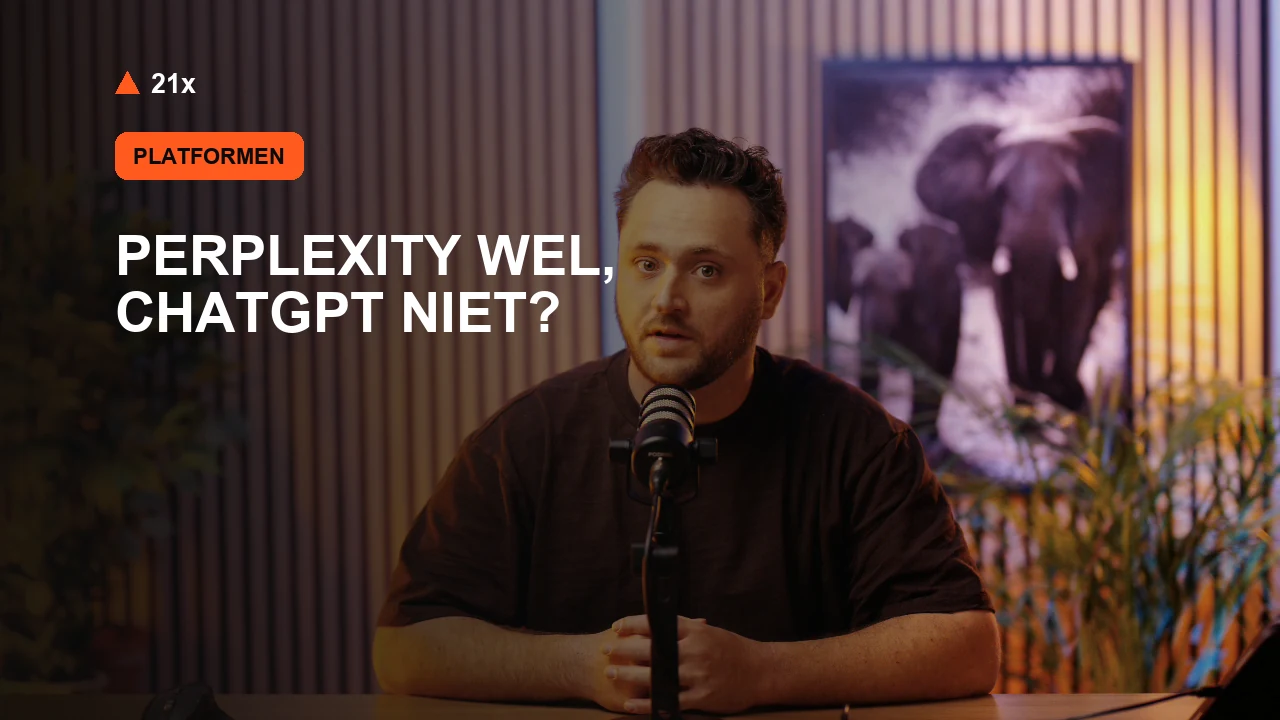 Stan Vreuls achter een microfoon in de 21x-studio, bij het artikel ‘Waarom noemt Perplexity je bedrijf wel en ChatGPT niet?’.