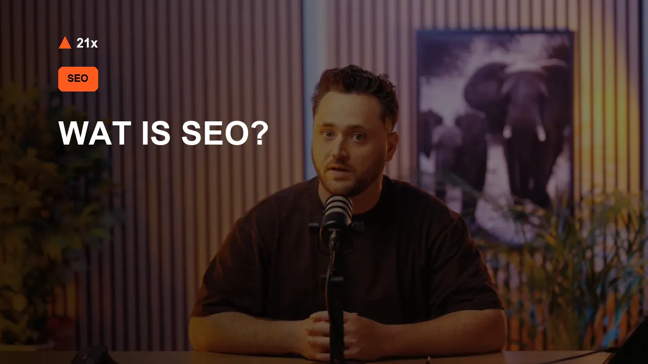Stan Vreuls achter een microfoon in de 21x-studio, bij het artikel ‘Wat is SEO?’.