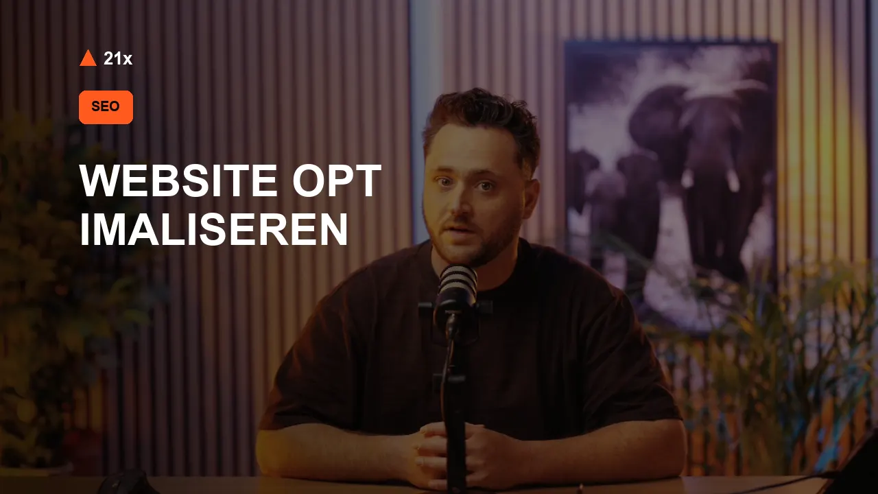 Stan Vreuls achter een microfoon in de 21x-studio, bij het artikel ‘Website optimaliseren’.