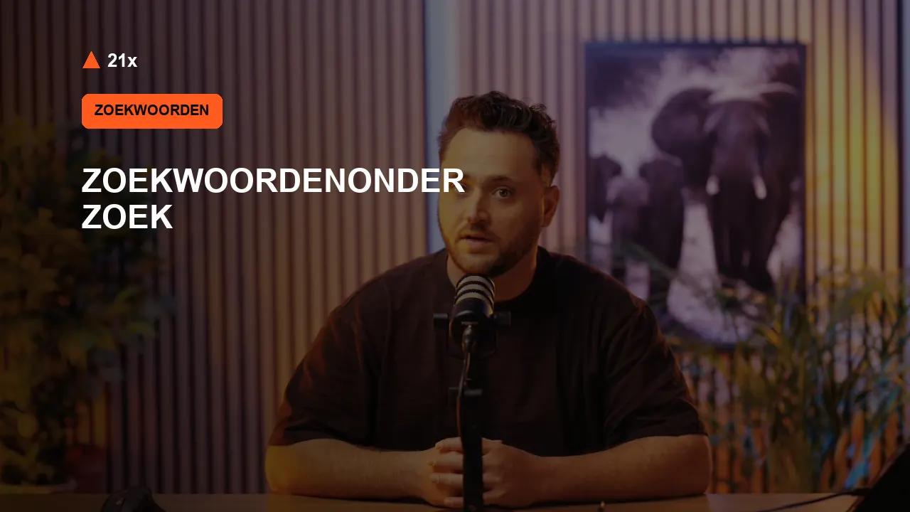 Stan Vreuls achter een microfoon in de 21x-studio, bij het artikel ‘Zoekwoordenonderzoek’.