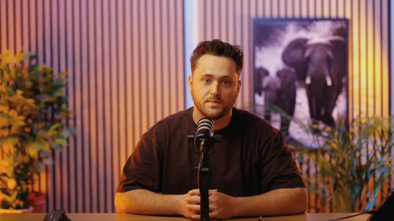 Stan Vreuls van 21x in de podcaststudio