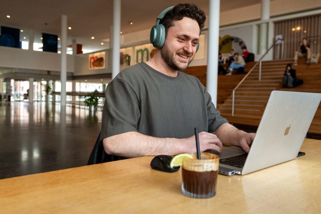 SEO specialist Stan Vreuls zit te werken achter een laptop in de openbare bibliotheek van Maastricht op plein 1992