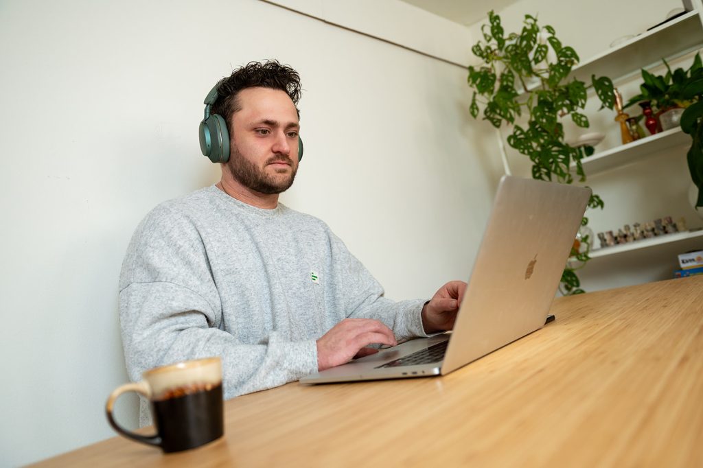 Zoekmachine optimalisatie bureau 21x met SEO specialist Stan vreuks die werkt op de laptop