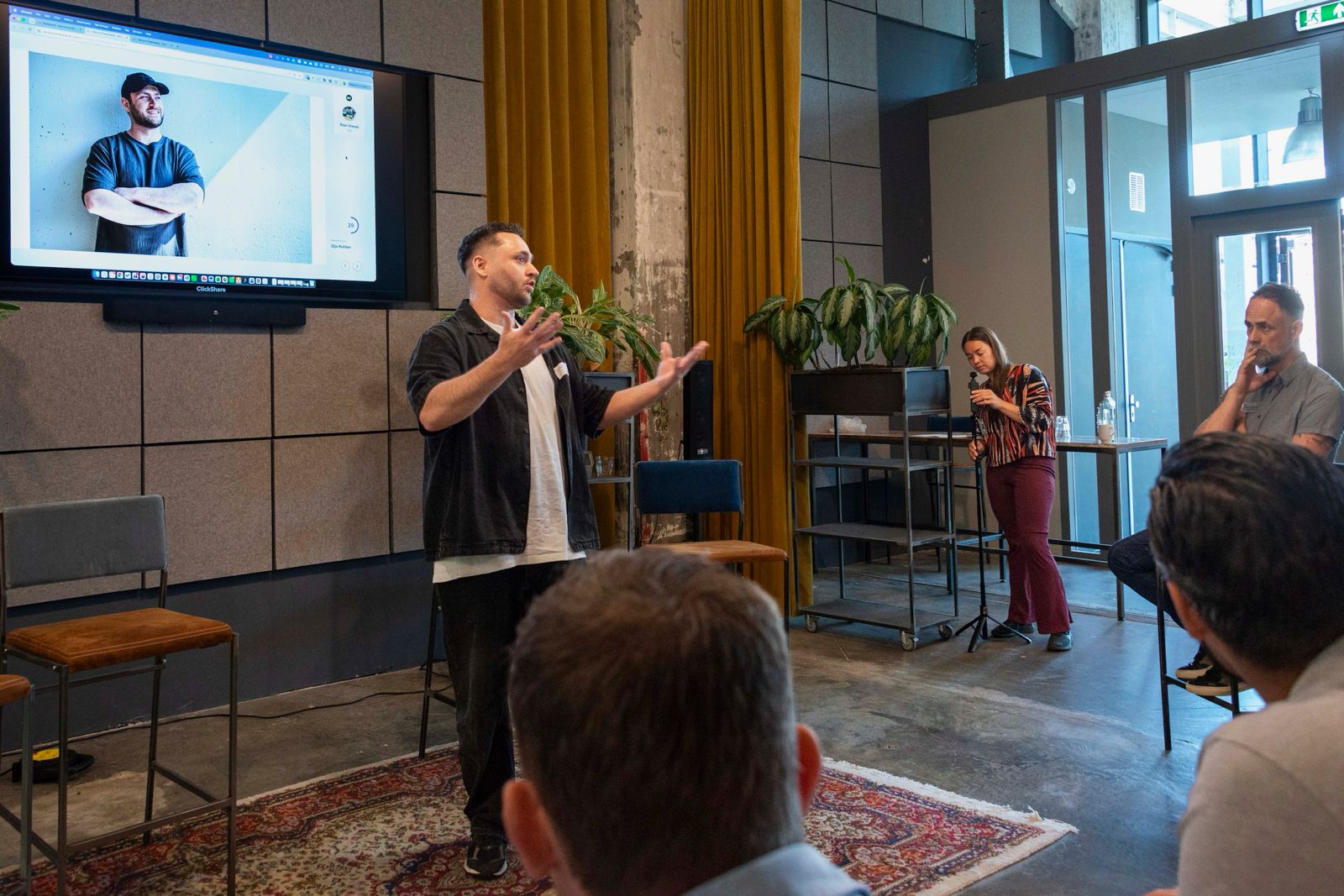 Stan Vreuls geeft een presentatie over AI-zichtbaarheid aan een groep ondernemers, bij The Social Hub in Maastricht.